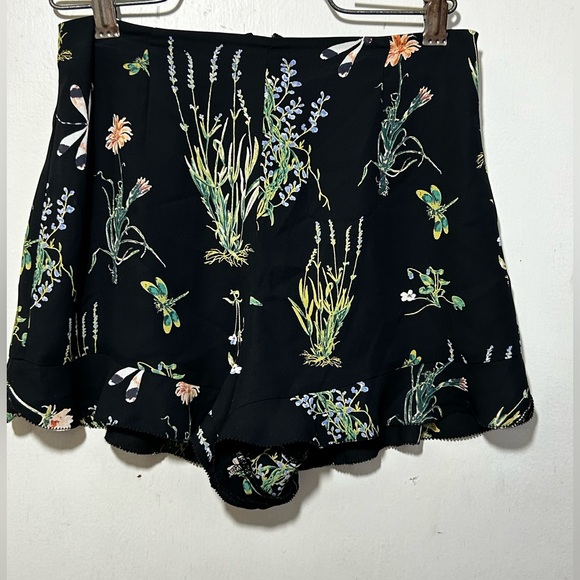 Aritzia Sunday Best black floral lined shorts with ruffled leg edges. Size 0 - Picture 1 of 7